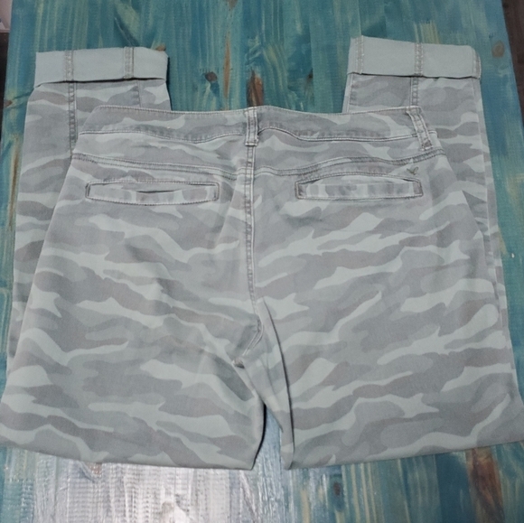 𝅺AEO skinny stretch Size 8 camo jeans - Picture 4 of 7